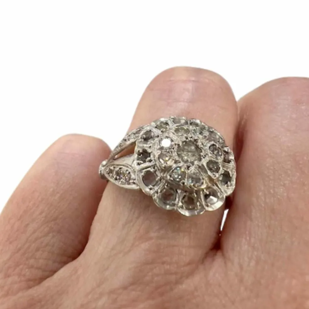 Bague de style Art Déco en or blanc avec diamants