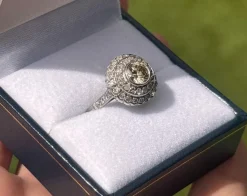 Bague de style Art Déco en platine avec diamants.