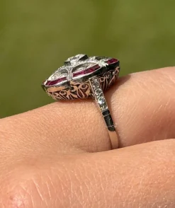 Bague de style Art Déco en platine avec diamants et rubis.