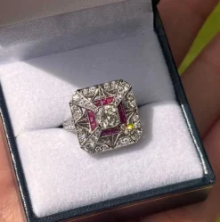 Bague de style Art Déco en platine avec diamants et rubis.