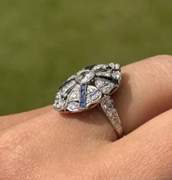 Bague de style Art Déco en platine avec diamants et saphirs