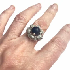 BAGUE DE STYLE ART DÉCO, ÉPOQUE 1930-1935, OR 18 KT AVEC DIAMANTS ET SAPHIRS
