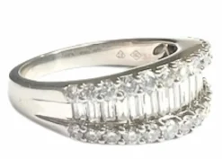 Bague de style contemporain en or blanc et diamants