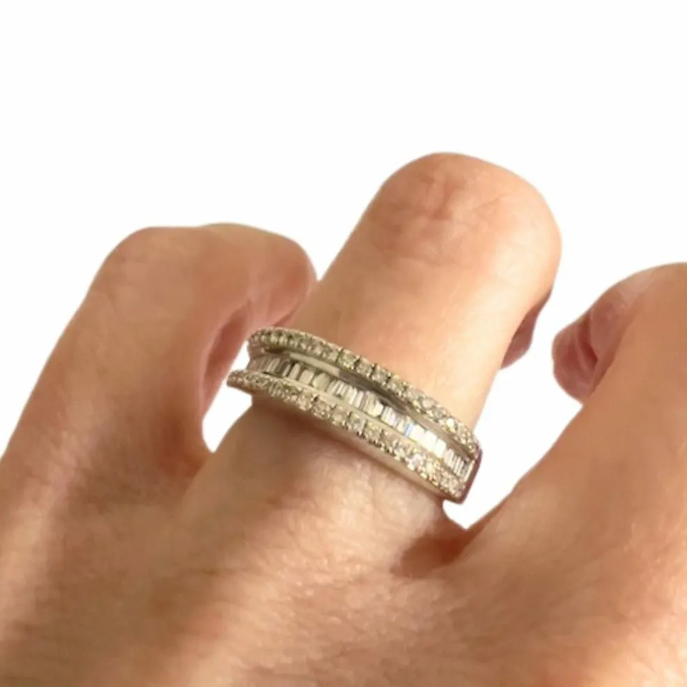 Bague de style contemporain en or blanc et diamants