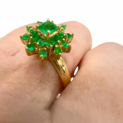 Bague de style contemporain du XXe siècle en or 18 kt avec émeraudes de 1,05 ct