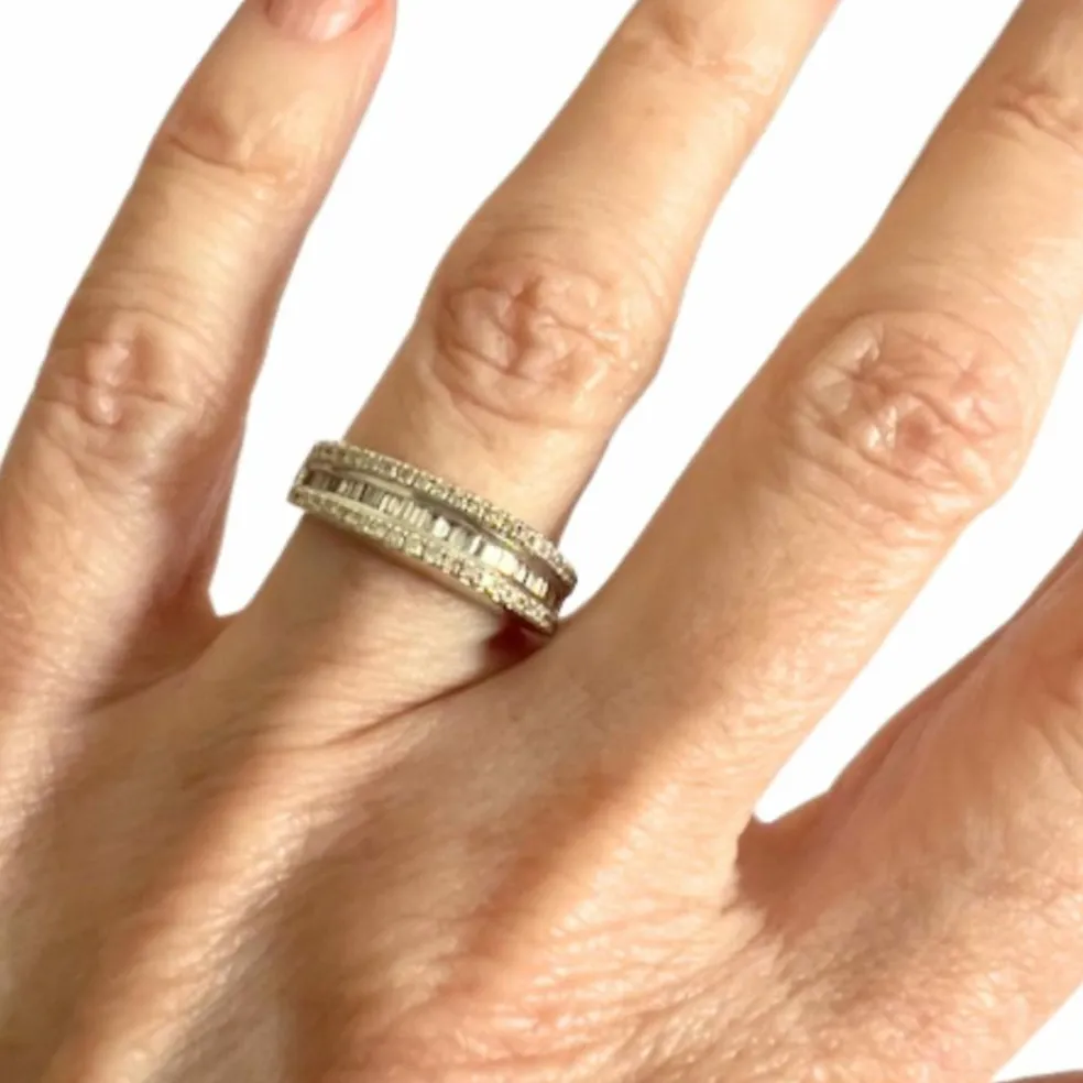 Bague de style contemporain en or blanc et diamants