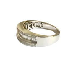 Bague de style contemporain en or blanc et diamants