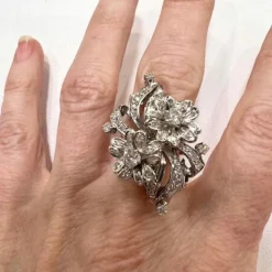 BAGUE DE STYLE RÉTRO EN OR 18 KT DE LA PÉRIODE 1940-1945 AVEC DIAMANTS
