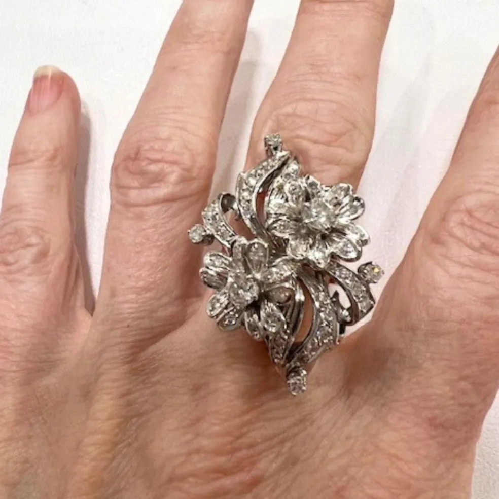 BAGUE DE STYLE RÉTRO EN OR 18 KT DE LA PÉRIODE 1940-1945 AVEC DIAMANTS