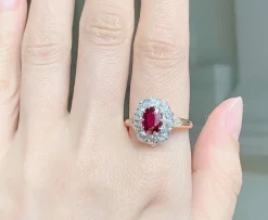 Bague de type pompadour or rose et platine en rubis et diamants.