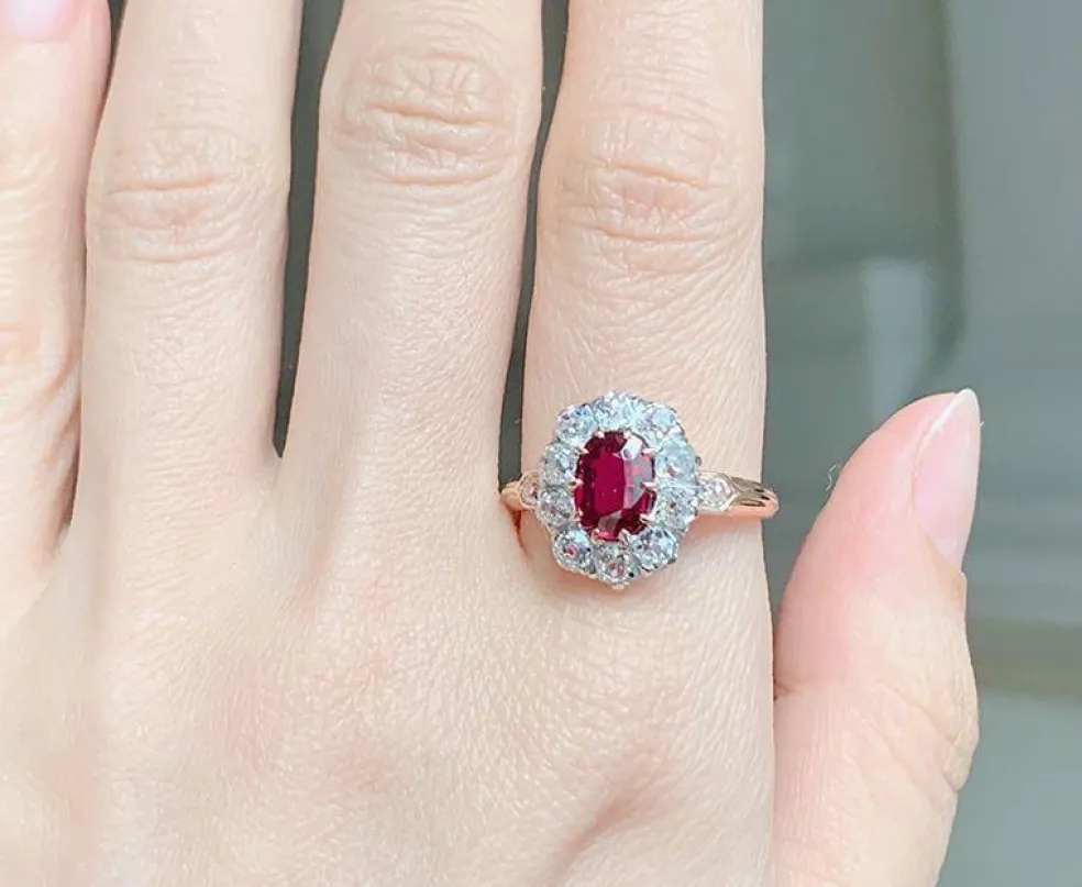 Bague de type pompadour or rose et platine en rubis et diamants.