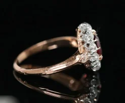 Bague de type pompadour or rose et platine en rubis et diamants.