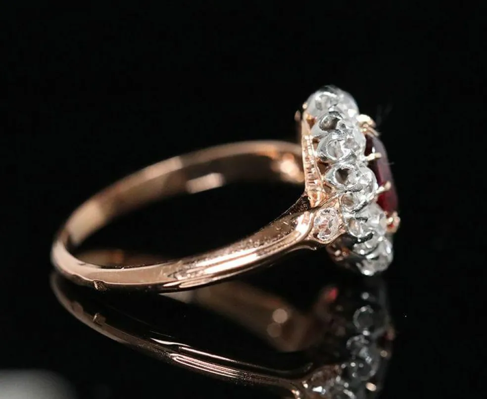 Bague de type pompadour or rose et platine en rubis et diamants.