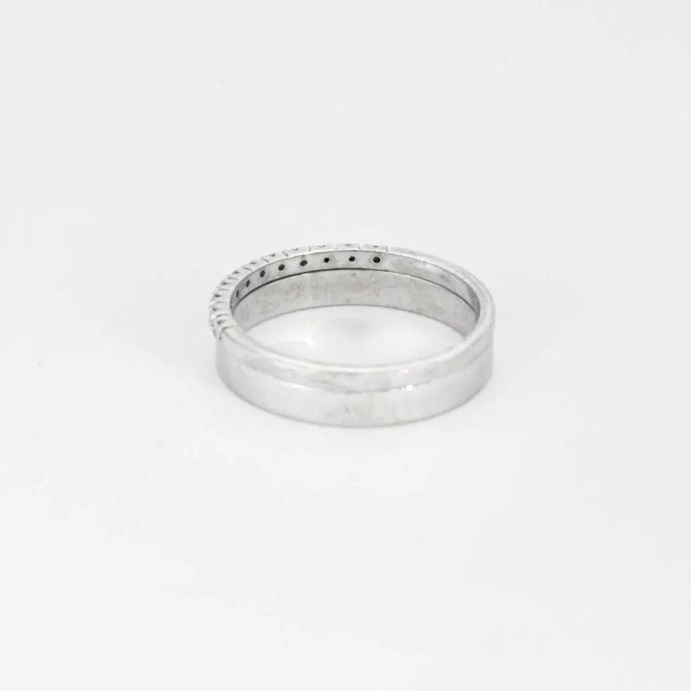 Bague demi-alliance en or blanc et diamants