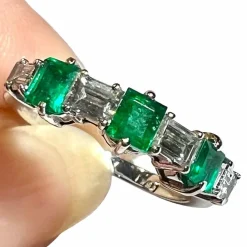 Bague Demi-alliance émeraudes et diamants , Or Blanc 18 Carat