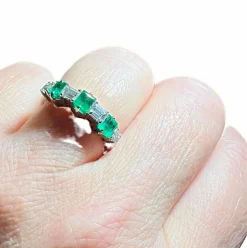 Bague Demi-alliance émeraudes et diamants , Or Blanc 18 Carat