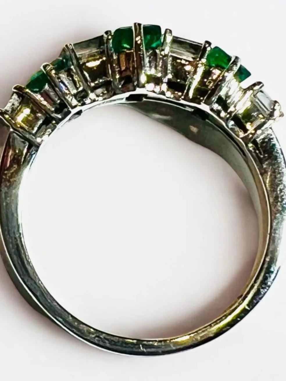 Bague Demi-alliance émeraudes et diamants , Or Blanc 18 Carat
