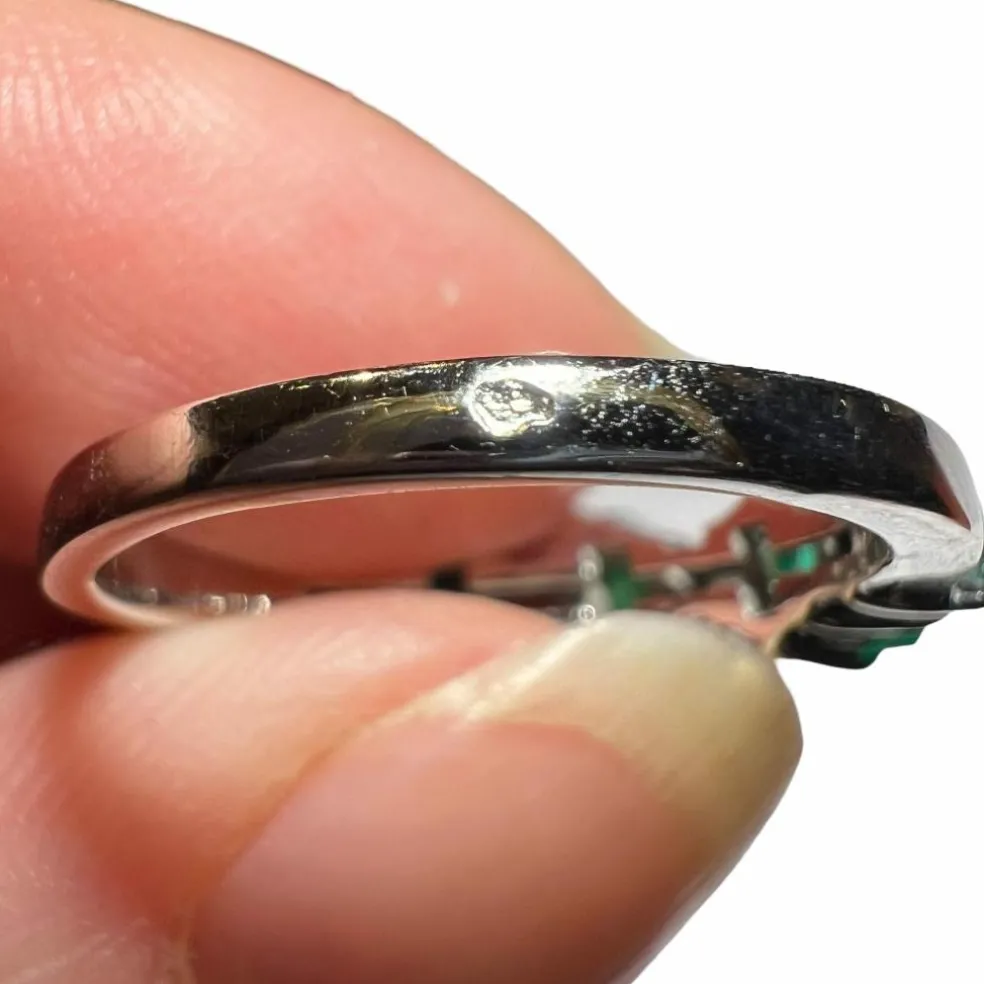 Bague Demi-alliance émeraudes et diamants , Or Blanc 18 Carat