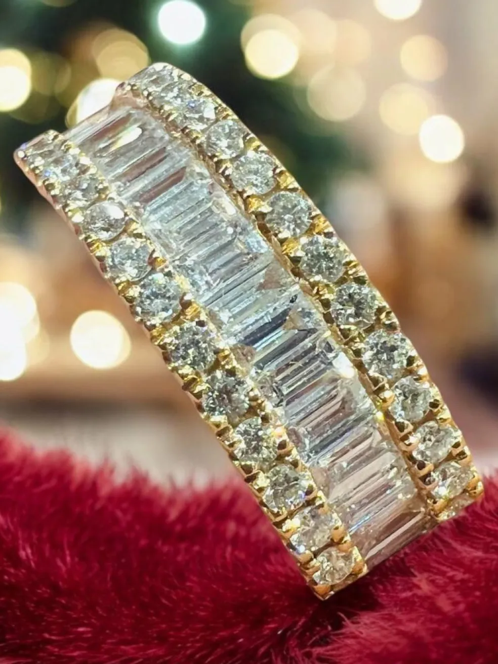 Bague demi-alliance or jaune, diamants baguette, pavage