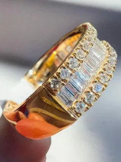 Bague demi-alliance or jaune, diamants baguette, pavage