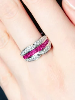 Bague demi-jonc rubis baguette rails or blanc