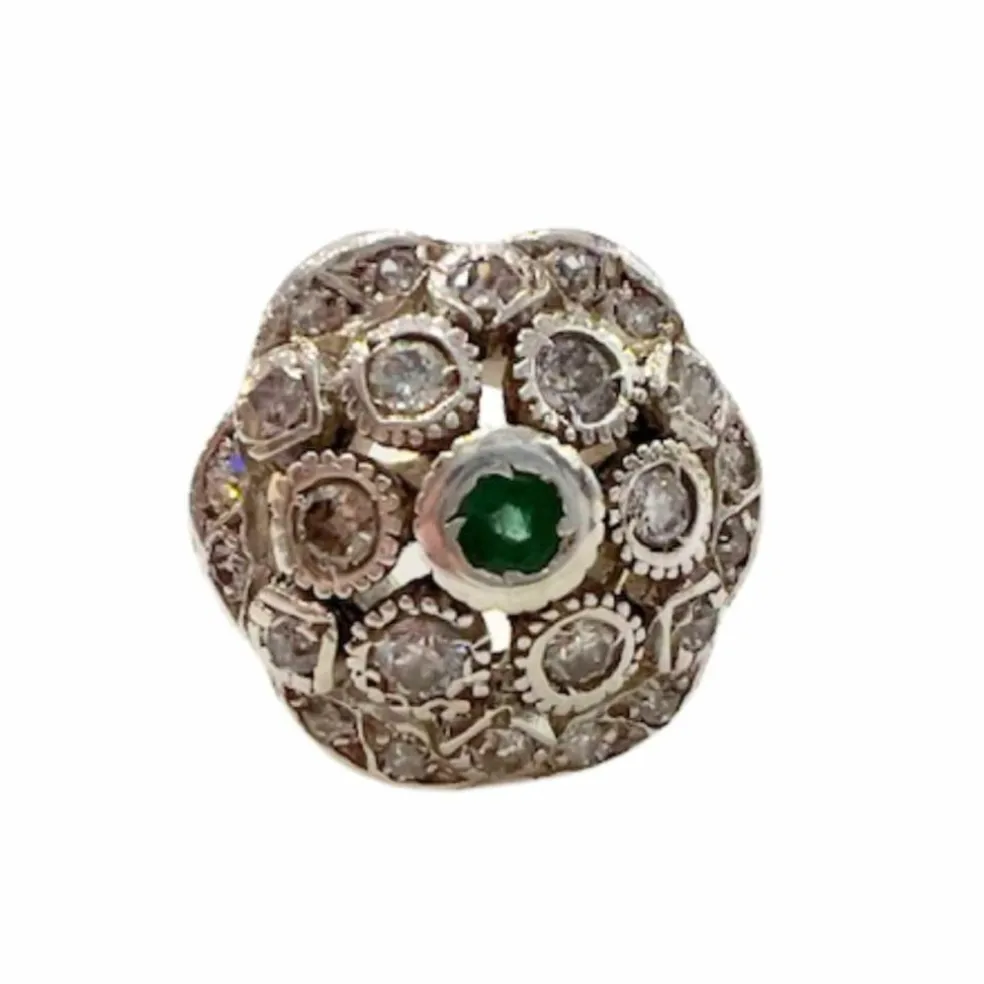 Bague design Art Déco en or et argent avec diamants et émeraude