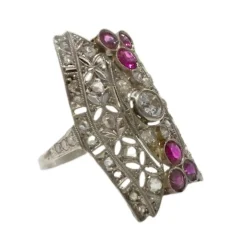 Bague design art déco en or 18 carats avec diamants et rubis