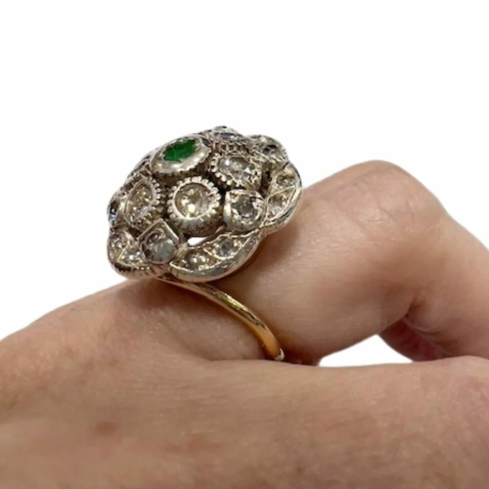 Bague design Art Déco en or et argent avec diamants et émeraude