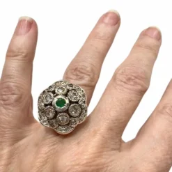 Bague design Art Déco en or et argent avec diamants et émeraude