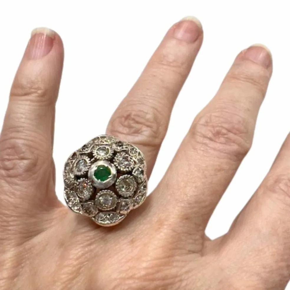 Bague design Art Déco en or et argent avec diamants et émeraude