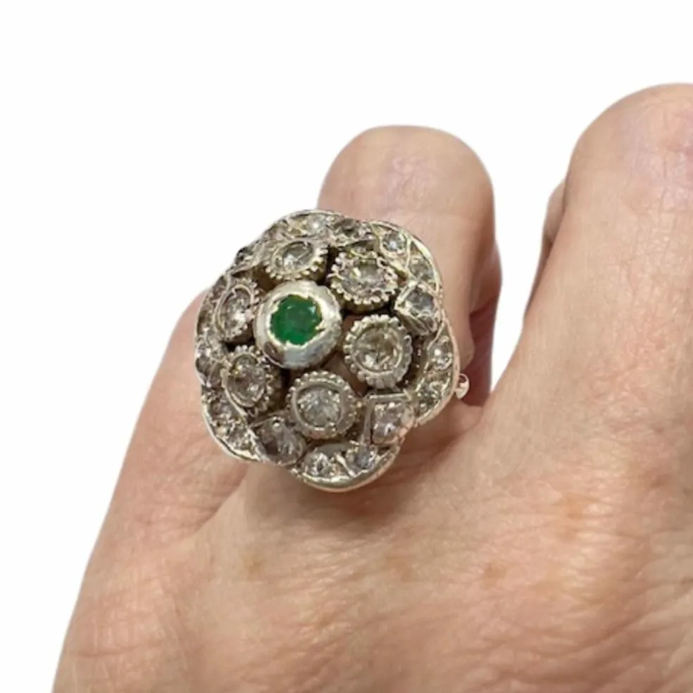 Bague design Art Déco en or et argent avec diamants et émeraude
