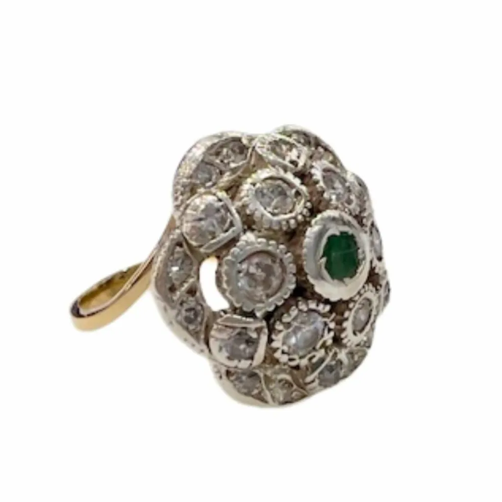 Bague design Art Déco en or et argent avec diamants et émeraude