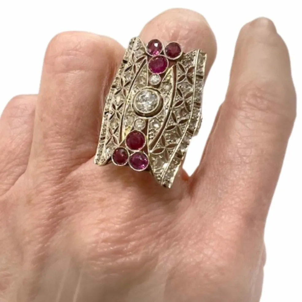 Bague design art déco en or 18 carats avec diamants et rubis