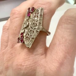 Bague design art déco en or 18 carats avec diamants et rubis