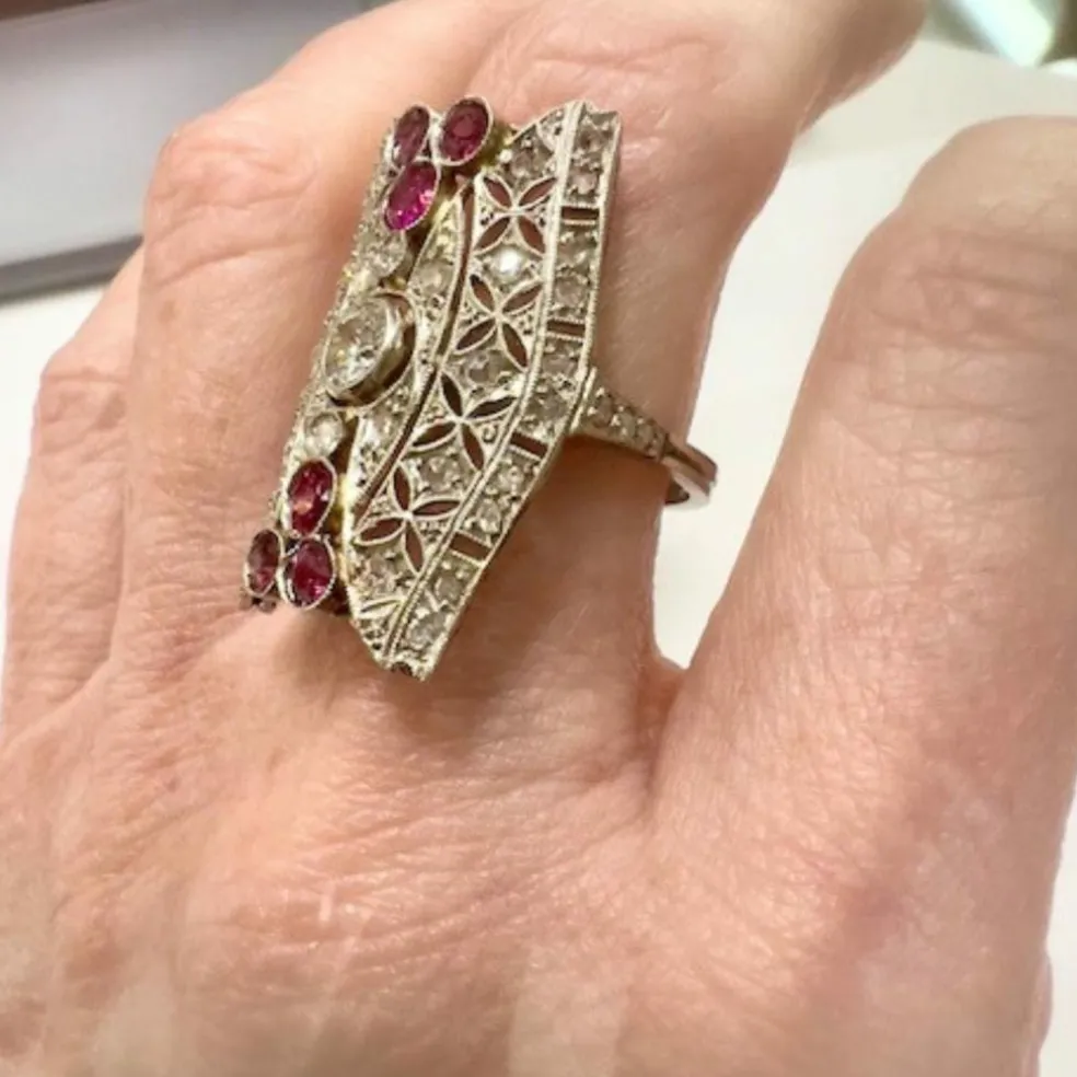 Bague design art déco en or 18 carats avec diamants et rubis