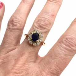 Bague design Art Déco époque 1935 en or 18 kt avec diamants et saphir naturel 1 ct