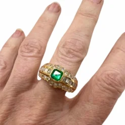 Bague design contemporaine en or avec diamants et émeraude