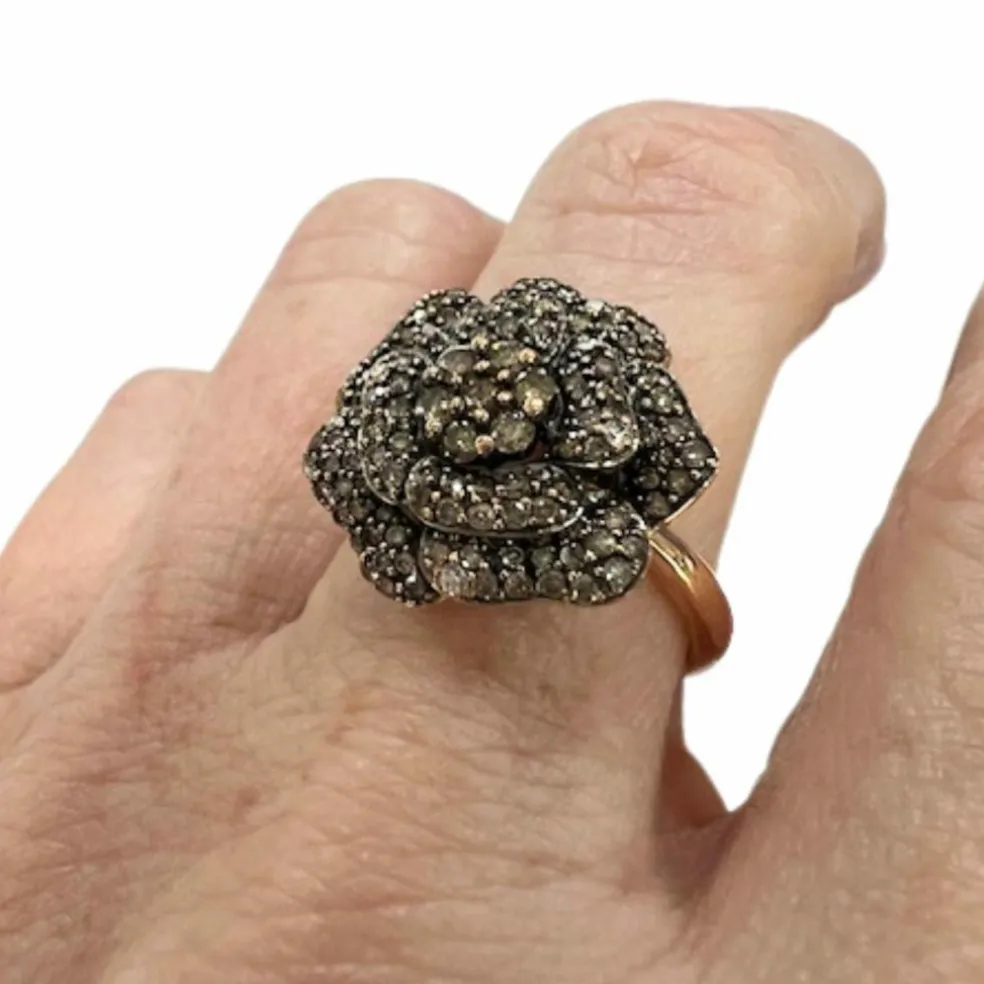 Bague design contemporaine en or et argent avec diamants