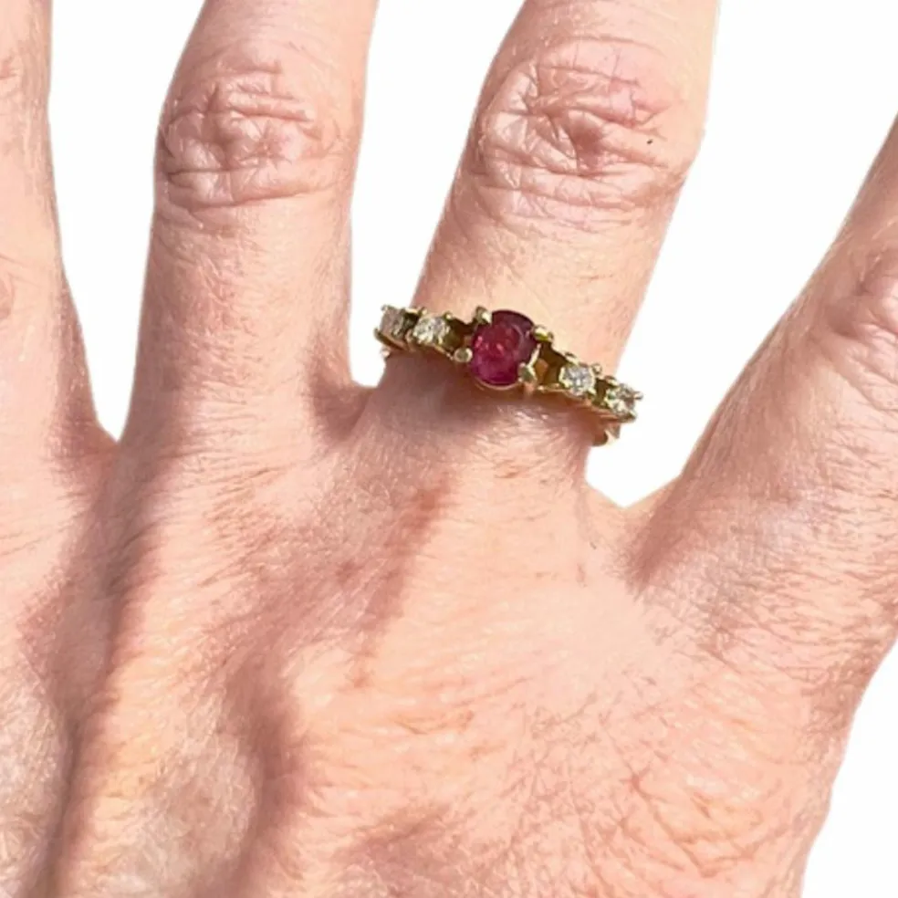 Bague design contemporain en or, diamants, rubis