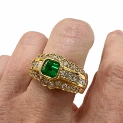Bague design contemporaine en or avec diamants et émeraude