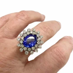 Bague design contemporaine en or avec diamants et tanzanite