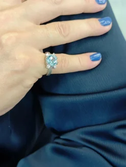 Bague design en or avec topaze bleue et diamants