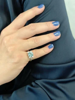 Bague design en or avec topaze bleue et diamants