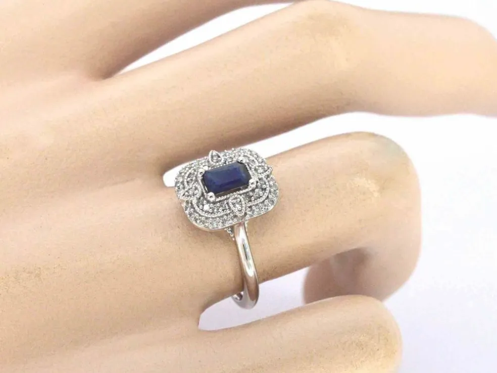 Bague design en or blanc avec un saphir et des diamants