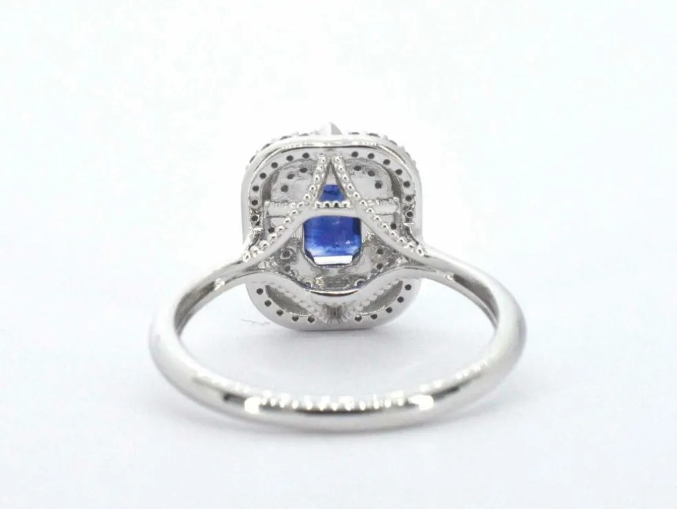 Bague design en or blanc avec un saphir et des diamants