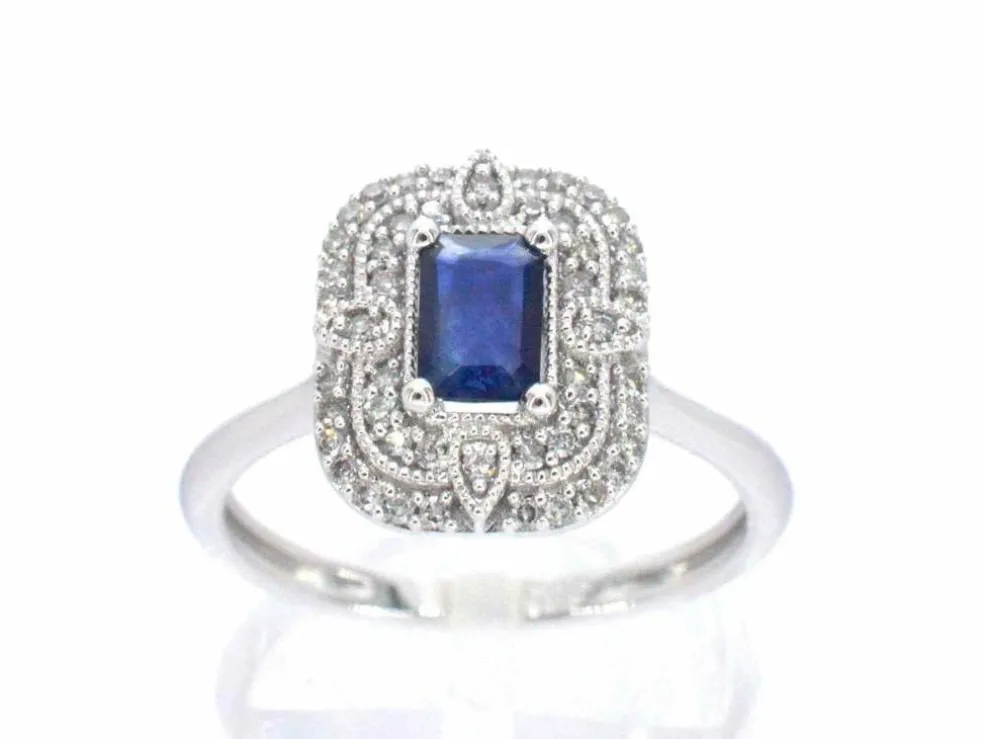 Bague design en or blanc avec un saphir et des diamants
