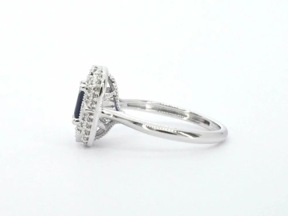 Bague design en or blanc avec un saphir et des diamants
