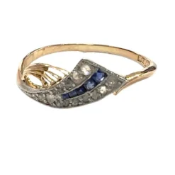 bague design en or et platine avec diamants et saphirs