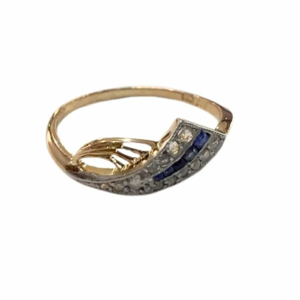 bague design en or et platine avec diamants et saphirs
