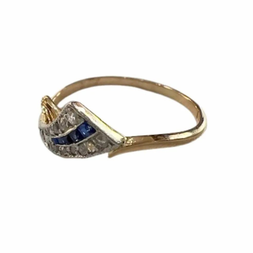 bague design en or et platine avec diamants et saphirs